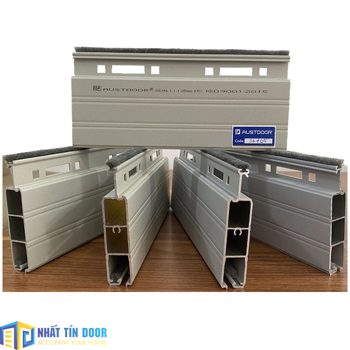 Cửa cuốn điện Austdoor Super S6 nhôm khe thoáng giảm chấn